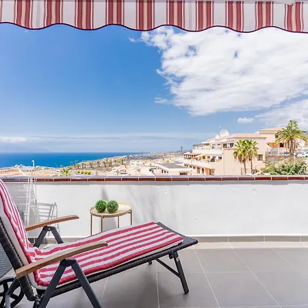 With Ocean Views & Pool In Colina Blanca, أذيخي